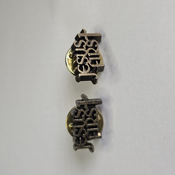 2 Pcs "Jesus First+Cross" Vintage Lapel Pin - Picture 3 of 5